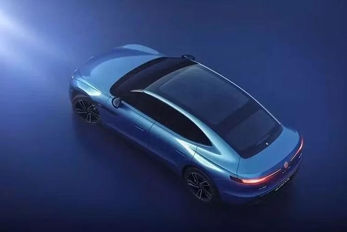 Không chỉ có kích thước lớn, Volkswagen ID. Unyx 09 còn mang phong cách thiết kế fastback mượt mà với phần đầu xe thể thao, hốc bánh sau mở rộng và mâm hợp kim 21 inch khỏe khoắn. Bộ mâm này đi kèm cùm phanh Brembo nhằm đáp ứng yêu cầu vận hành của mẫu xe điện có trọng lượng không tải ít nhất 2.207 kg.