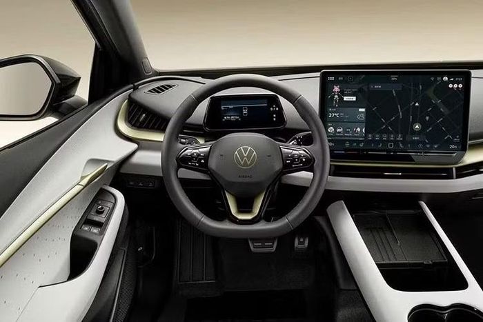 Trong khi đó, phiên bản AWD được bổ sung mô-tơ điện phía trước có công suất tối đa 140 kW (188 mã lực). Tổng công suất của hệ thống đạt 370 kW (496 mã lực). Nguồn điện được cung cấp bởi bộ pin lithium-sắt-phosphate (LFP) nhưng chưa rõ dung lượng.