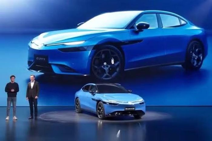 Thông tin về Volkswagen ID. Unyx 09 2027 mới vừa xuất hiện trong hồ sơ đăng kiểm của Bộ Công nghiệp và Công nghệ Thông tin Trung Quốc (MIIT). Đây là mẫu sedan cỡ lớn được phát triển trong khuôn khổ hợp tác chiến lược giữa Volkswagen và Xpeng.