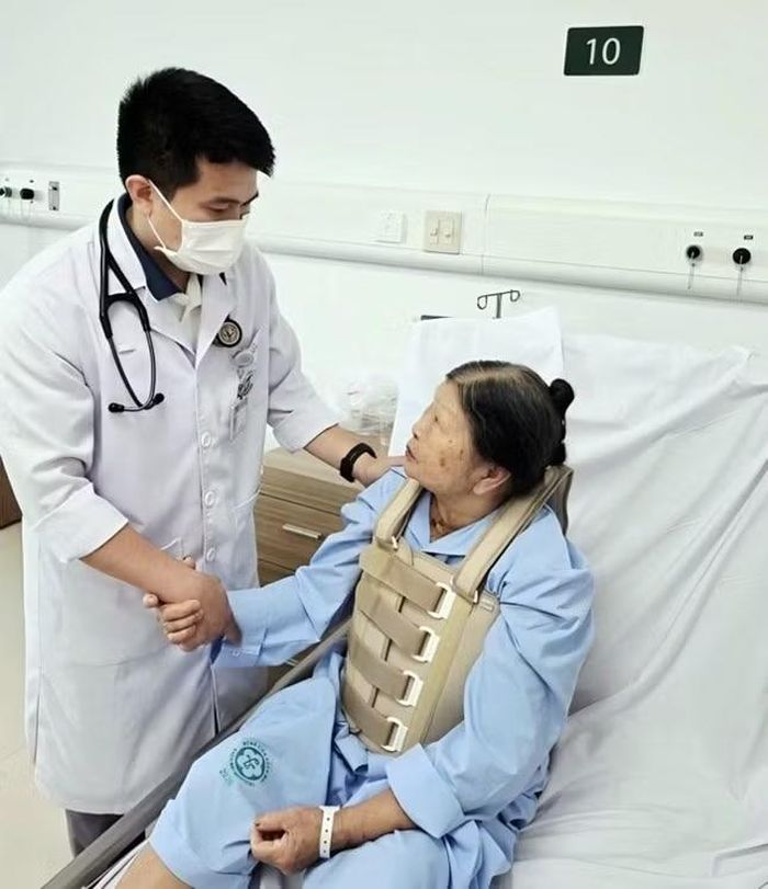Bác sĩ thăm khám cho cụ bà bị gãy đốt sống do loãng xương - Ảnh BVCC