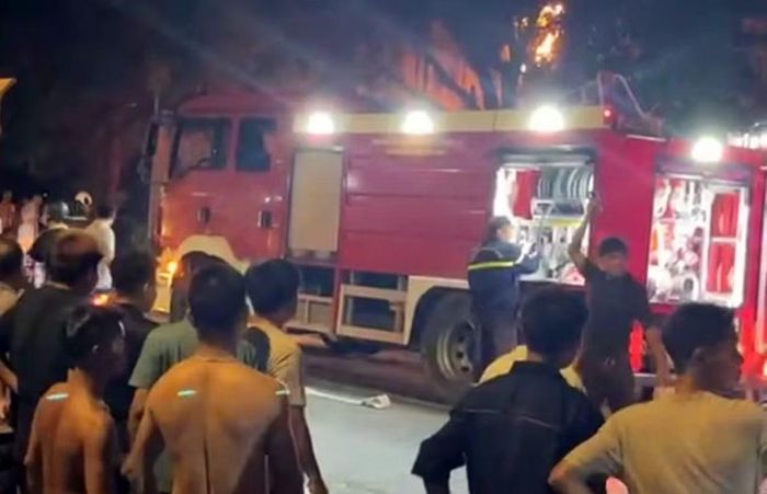 Lực lượng chức năng khẩn trương dập lửa.