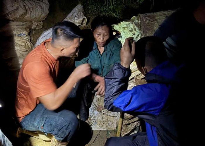 Đối tượng Hảng Thị Sông bị lực lượng Công an khống chế, bắt giữ sau thời gian lẩn trốn trong rừng.