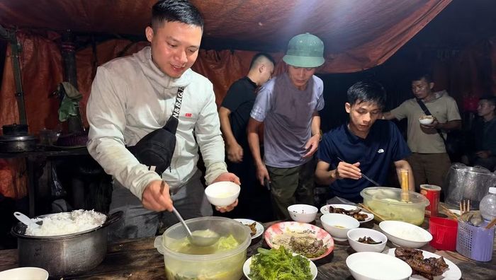 Cán bộ, chiến sĩ tranh thủ bữa ăn giữa hành trình truy bắt đối tượng.