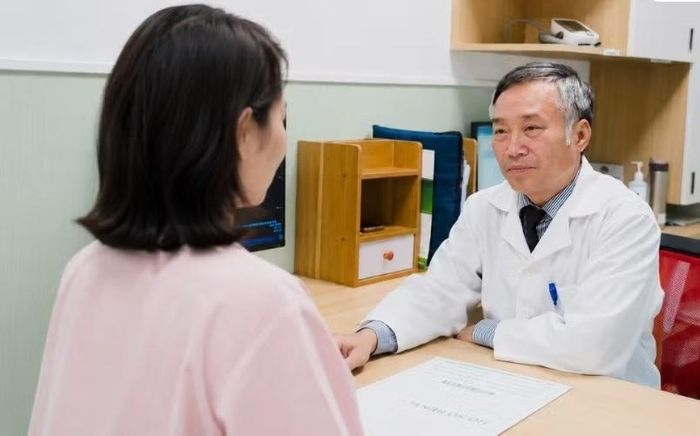 Bác sĩ tư vấn cho bệnh nhân - Ảnh BVCC