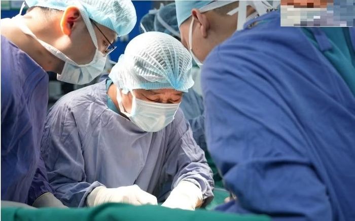 TS. BS Đỗ Tuấn Anh và ê-kíp đang thực hiện phẫu thuật - Ảnh BVCC