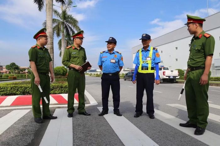 Hình ảnh cán bộ, chiến sĩ Đồn Công an Khu công nghiệp Bá Thiện làm nhiệm vụ đảm bảo an ninh trật tự trên địa bàn. (Ảnh: CA Phú Thọ).