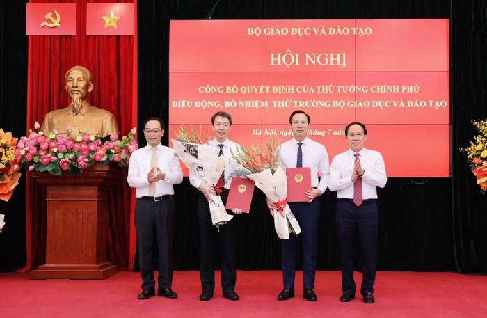 Phó Thủ tướng Lê Tiến Châu và Bộ trưởng Hoàng Minh Sơn chúc mừng hai tân Thứ trưởng Bộ GDĐT. Ảnh giaoduc.net.vn