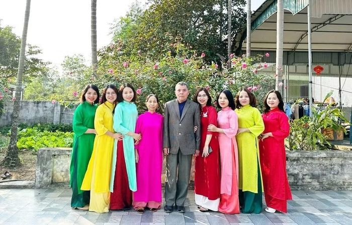 Vợ chồng ông Lê Văn Yêm và 7 cô con gái của mình. Ảnh: GĐCC