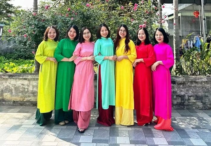 Bảy cô con gái của ông Yêm, bà Hồng. Ảnh: GĐCC