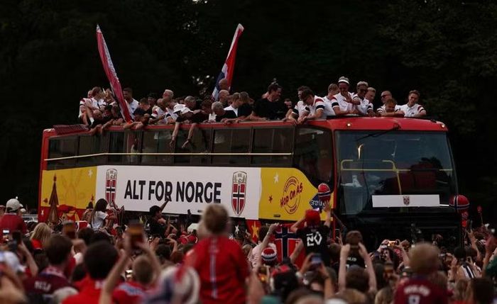 Dòng chữ 'Alt for Norge' (tạm dịch: Tất cả vì Na Uy) - nổi bật trên thân xe chở đội tuyển Na Uy. Các cầu thủ vẫy cờ, hát và giao lưu với người hâm mộ trong cuộc diễu hành kéo dài tới tận khuya.