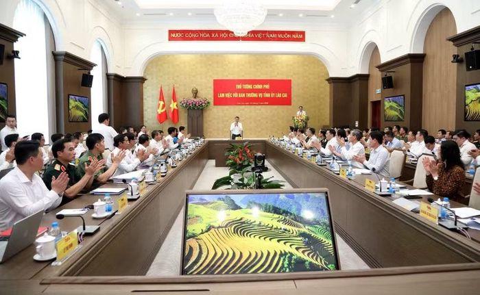 Thủ tướng Lê Minh Hưng Chủ trì cuộc làm việc (Ảnh: Báo và Phát thanh, Truyền hình Lào Cai).