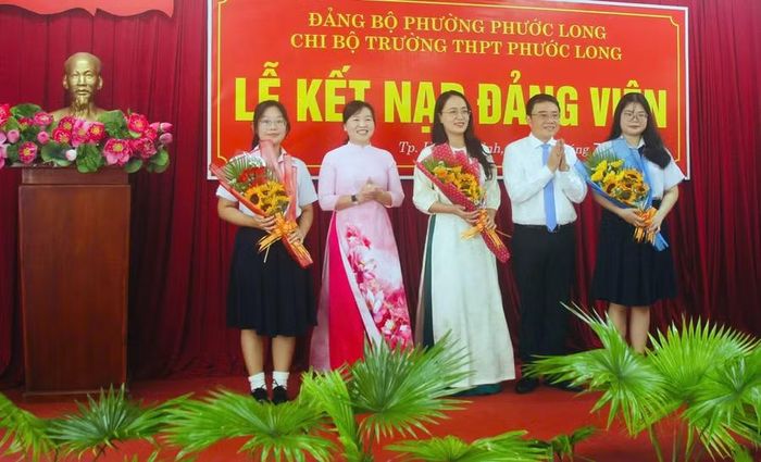Bà Đặng Thị Bích Thuận, Phó Bí thư thường trực Đảng ủy phường Phước Long và ông Liên Minh Thiện, Trưởng Ban xây dựng Đảng phường Phước Long chúc mừng các đảng viên.