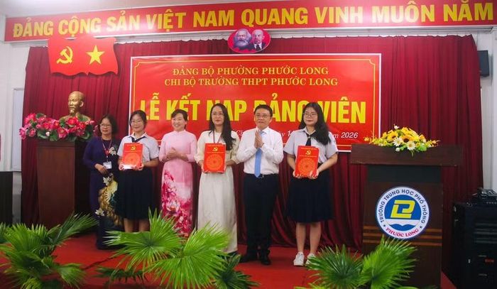 Lãnh đạo Đảng ủy, Ban Xây dựng Đảng phường Phước Long và Chi bộ nhà trường trao quyết định kết nạp đảng viên mới cho các quần chúng ưu tú.