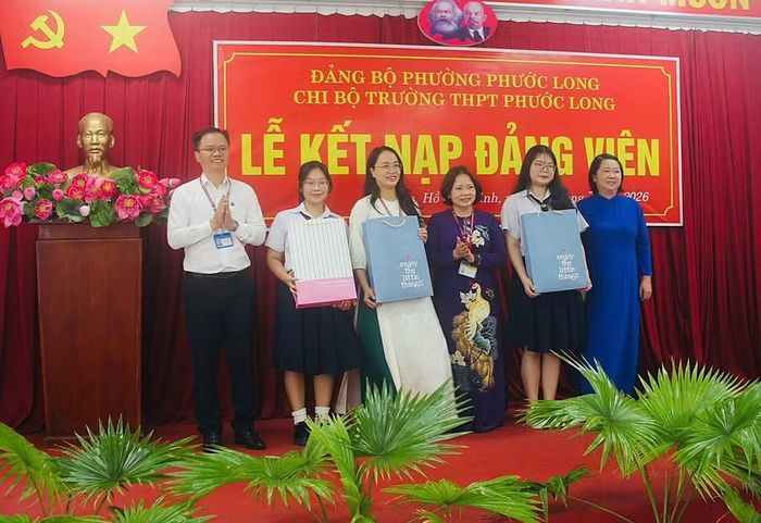 Chi Bộ Trường THPT Phước Long chúc mừng các đảng viên.
