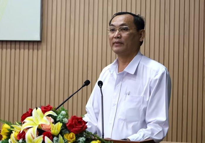 Ông Trần Quang Điện, Hiệu trưởng Trường THPT Võ Văn Kiệt trình bày tham luận tại Hội nghị.