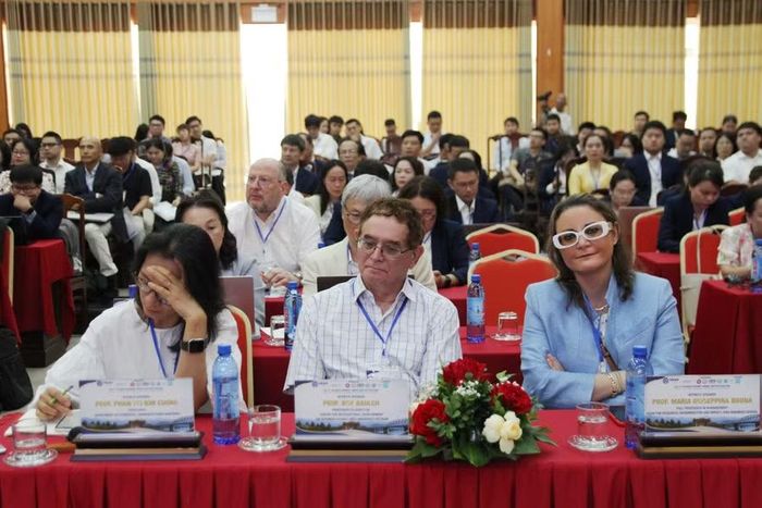 3 diễn giả chính có uy tín trong nghiên cứu và giảng dạy kinh tế tại Hội nghị.