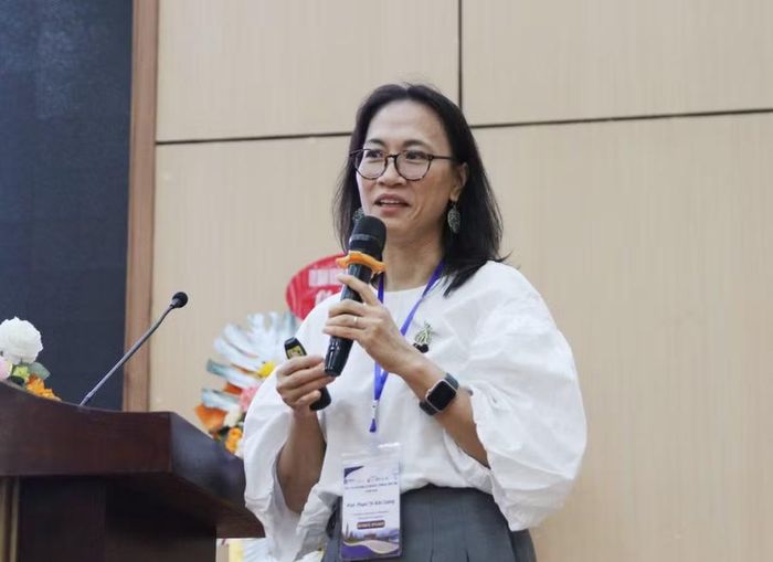 GS Phạm Thị Kim Cương, Đại học Paris Nanterre, Pháp trình bày tại Hội nghị.