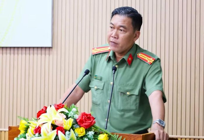 Thượng tá Nguyễn Trường Sang, Phó trưởng Phòng An ninh chính trị nội bộ, Công an tỉnh Cà Mau trình bày tham luận tại hội nghị.