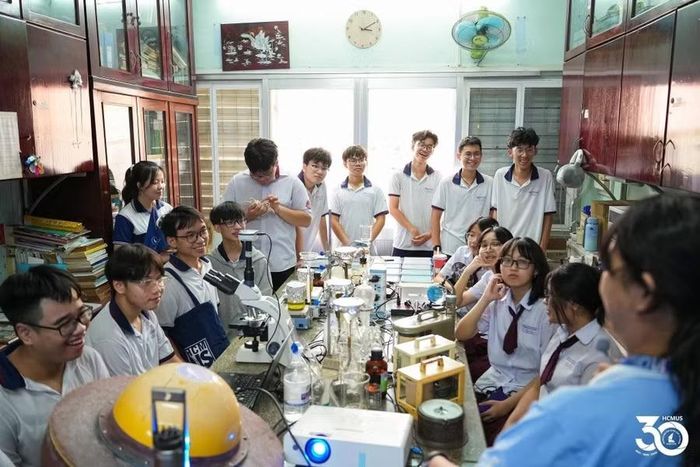 Học sinh THPT trải nghiệm môi trường học tập tại Trường Đại học Khoa học Tự nhiên (Đại học Quốc gia TPHCM). Ảnh: HCMUS.