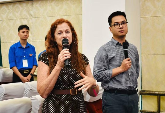 Chuyên gia quốc tế trao đổi tại hội thảo.