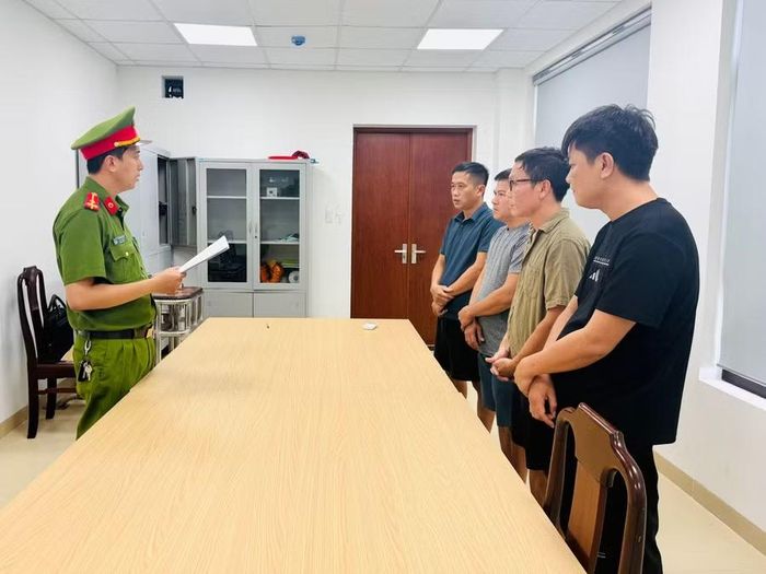 Phòng Cảnh sát hình sự Công an TP Huế đọc lệnh khởi tố vụ án, khởi tố bị can và bắt tạm giam.