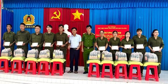 Trao tặng quà cho các hộ nghèo và lực lượng bảo vệ ANTT cơ sở.