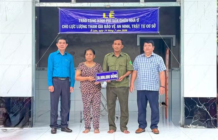 Trao tặng hỗ trợ nhà ở cho thành viên lực lượng bảo vệ ANTT cơ sở.
