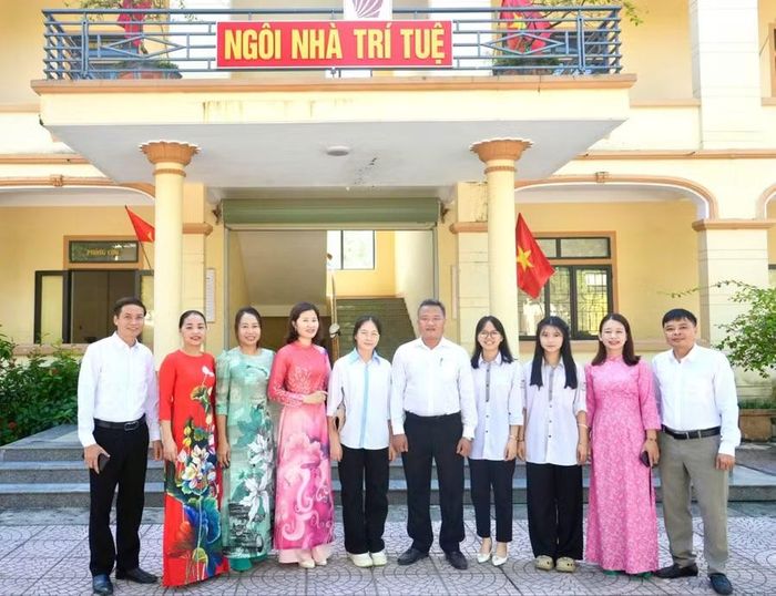 Giáo viên và học sinh Trường THPT Thanh Chương 3 (xã Cát Ngạn, Nghệ An). Ảnh: Hồ Lài