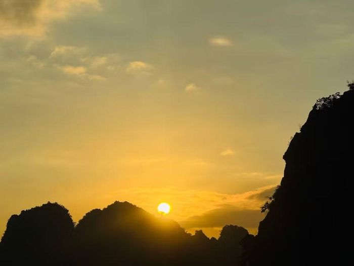 Du khách trải nghiệm ngắm mặt trời mọc.