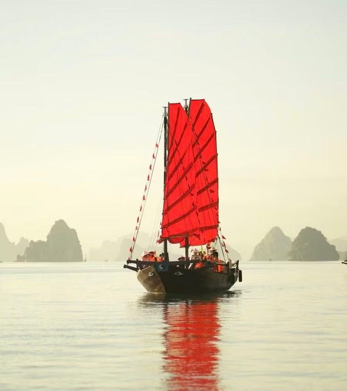 Du khách trải nghiệm thuyền ba vách Cánh buồm đỏ đón bình minh trên biển.