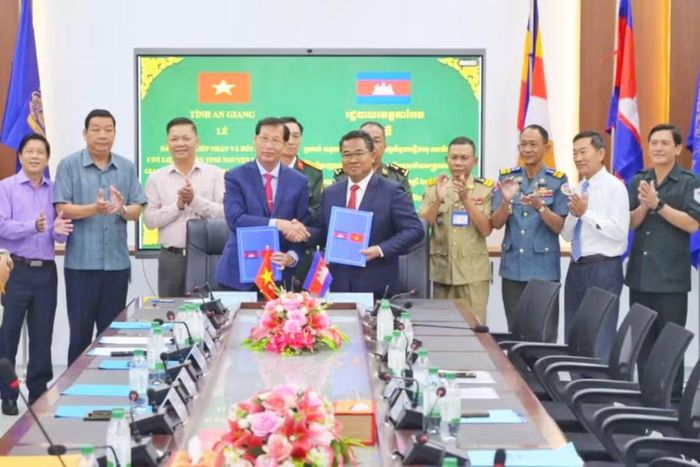 Ban Chuyên trách 2 tỉnh ký kết biên bản bàn giao, tiếp nhận hài cốt liệt sĩ.