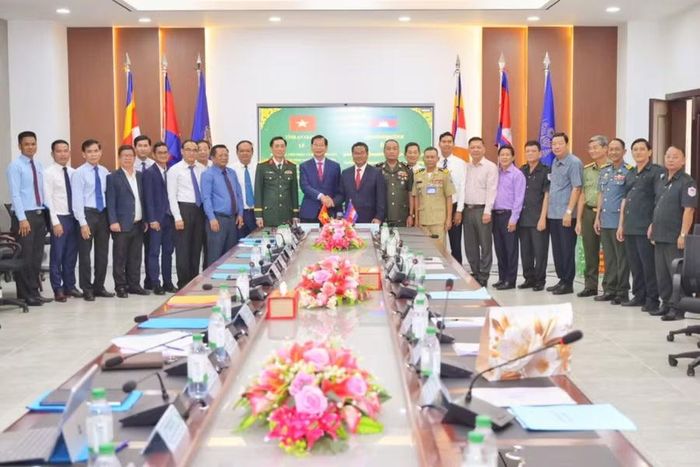Ban Chuyên trách tỉnh An Giang và Ban Chuyên trách tỉnh Tà Keo chụp ảnh lưu niệm.