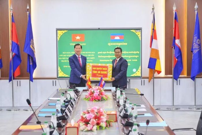 Ban Chuyên trách tỉnh An Giang trao tặng quà cho Ban Chuyên trách tỉnh Tà Keo.