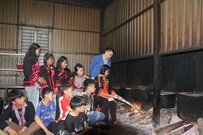 Thầy trò Trường PTDTBT THCS Huổi Luông, xã Phong Thổ (Lai Châu).