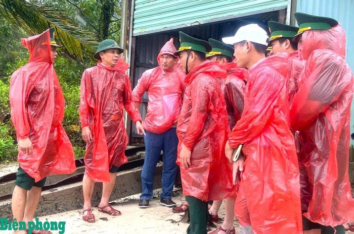 Thiếu tướng Hoàng Hữu Chiến (thứ 2 từ trái sang) cùng Đoàn công tác khảo sát, nắm tình hình thực tế địa bàn biên giới biển các đơn vị tuyến Đặc khu Phú Quốc. Ảnh: Trung Thành
