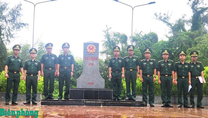 Thiếu tướng Hoàng Hữu Chiến cùng Đoàn công tác khảo sát thực tế tại mốc 314, thuộc đoạn biên giới do Đồn Biên phòng cửa khẩu quốc tế Hà Tiên quản lý. Ảnh: Trung Thành