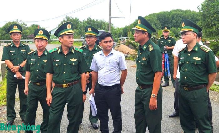 Đoàn công tác khảo sát, nắm tình hình thực tế khu vực biên giới tỉnh An Giang. Ảnh: Trung Thành