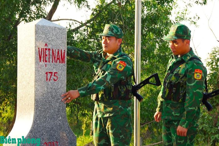 Cán bộ Đồn Biên phòng Phước Chỉ kiểm tra cột mốc trong quá trình tuần tra bảo vệ đường biên, mốc giới. Ảnh: Lê Khoa