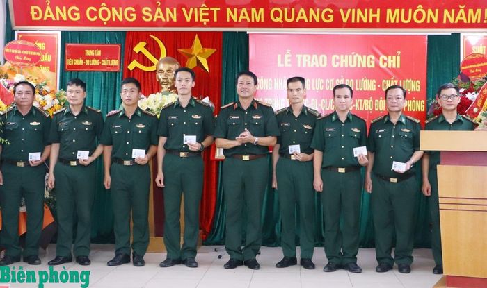 Thiếu tướng Nguyễn Hoàng Ngọc Dũng trao Thẻ thử nghiệm viên cho cán bộ chuyên môn thuộc Trung tâm Tiêu chuẩn - Đo lường - Chất lượng, Cục Hậu cần - Kỹ thuật Bộ đội Biên phòng. Ảnh: Dân Chủ