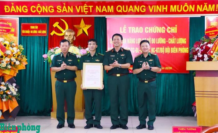 Thiếu tướng Nguyễn Hoàng Ngọc Dũng (thứ 2, từ phải sang) thay mặt Cục Tiêu chuẩn - Đo lường - Chất lượng (Bộ Tổng Tham mưu Quân đội nhân dân Việt Nam) trao Chứng chỉ công nhận năng lực cơ sở đo lường - chất lượng cho Trung tâm Tiêu chuẩn - Đo lường - Chất lượng, Cục Hậu cần - Kỹ thuật Bộ đội Biên phòng. Ảnh: Dân Chủ