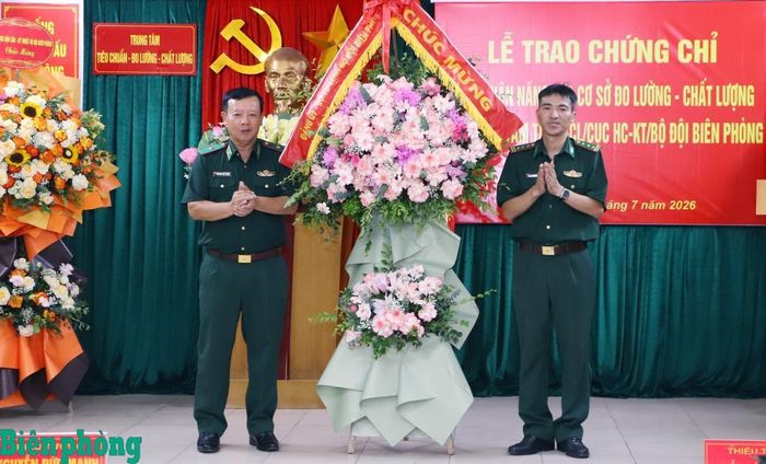 Thiếu tướng Nguyễn Đức Mạnh (bên trái) tặng hoa chúc mừng Trung tâm Tiêu chuẩn - Đo lường - Chất lượng, Cục Hậu cần - Kỹ thuật Bộ đội Biên phòng. Ảnh: Dân Chủ