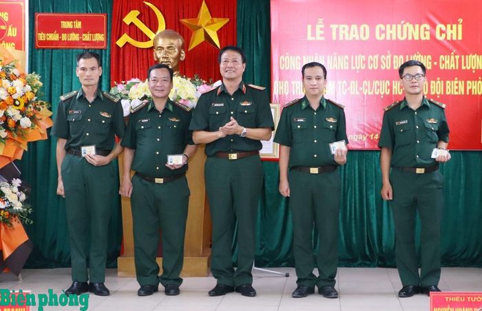 Thiếu tướng Nguyễn Hoàng Ngọc Dũng trao Thẻ kiểm định viên cho cán bộ chuyên môn thuộc Trung tâm Tiêu chuẩn - Đo lường - Chất lượng, Cục Hậu cần - Kỹ thuật Bộ đội Biên phòng. Ảnh: Dân Chủ