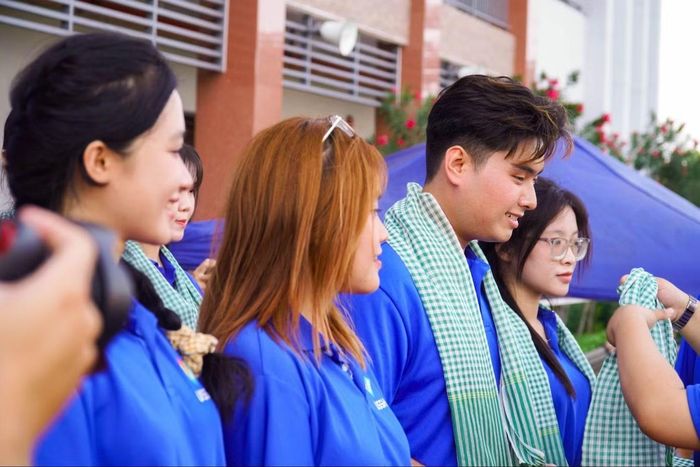 Nghi thức trao khăn rằn - một trong những khoảnh khắc ý nghĩa của Lễ ra quân.