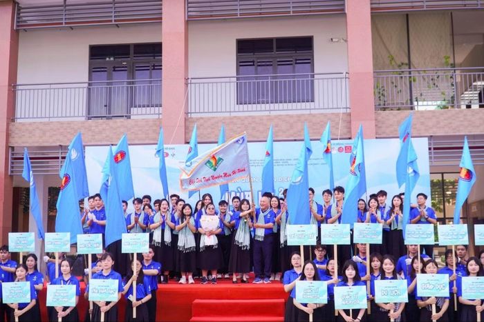 Nghi thức trao và phất cờ lệnh - đánh dấu sự bắt đầu của hành trình Mùa Hè Xanh 2026.