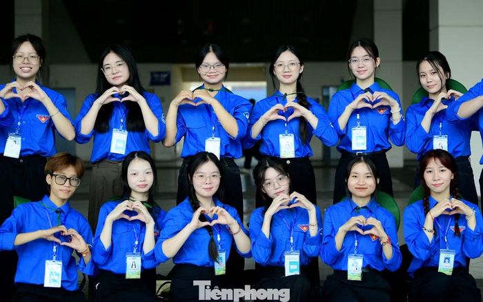 Trần Hải Yến (thứ 4 từ trái sang, hàng đầu) cùng đồng đội mang sức trẻ đến với viện dưỡng lão trong Mùa Hè Xanh. Ảnh: Xuân Tùng