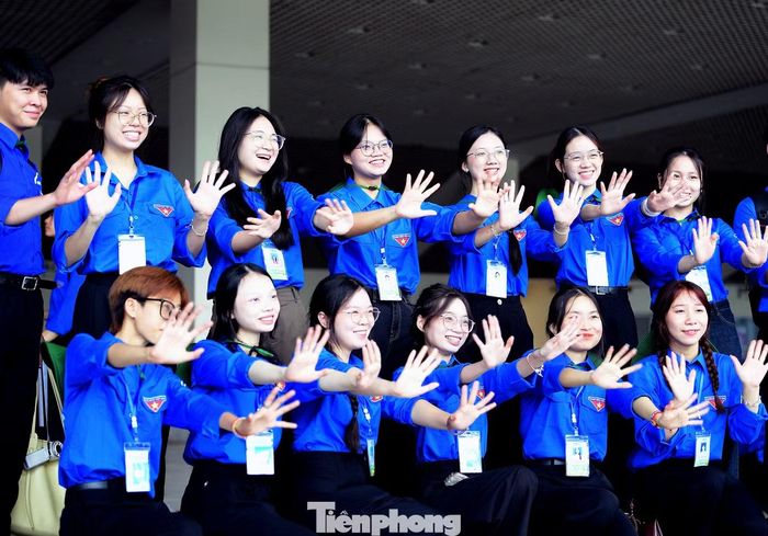  Những chiến sĩ tình nguyện ghi dấu ấn tuổi trẻ trong hành trình đến với người cao tuổi. Ảnh: Xuân Tùng 