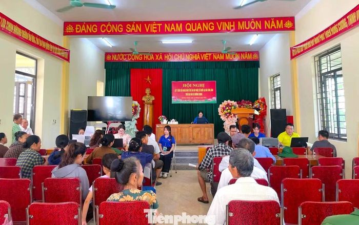 Tại xã Mường Chọng, Đội 2621 sinh viên Trường Đại học Vinh tiến hành dọn vệ sinh khuôn viên UBND xã, nghĩa trang liệt sĩ, giúp những đường làng ngõ xóm trở nên sạch đẹp, thoáng đãng. Song song với các hoạt động trên, công tác hỗ trợ người dân chuyển đổi số, nhập dữ liệu hành chính được tích cực triển khai.