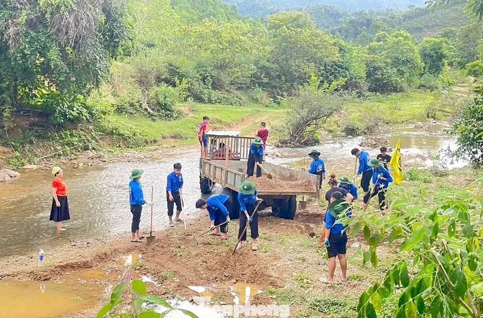  Cùng với Trường Đại học Nghệ An, nhiều đội hình tình nguyện khác cũng đang góp sức làm nên một mùa hè ý nghĩa tại các xã biên giới, vùng núi khó khăn của Nghệ An. 