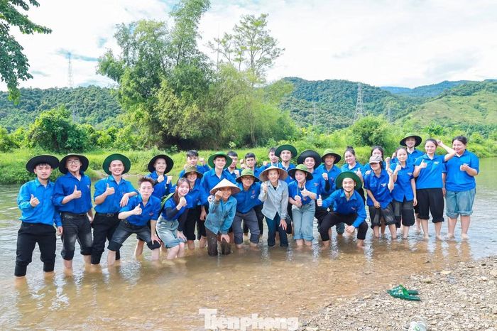  Giữa những con đường vùng biên, hình ảnh chiếc mũ tai bèo, màu áo xanh tình nguyện đã trở thành biểu tượng đẹp của tinh thần xung kích. Đổi lại những giọt mồ hôi là sự yêu thương, những bó rau, rổ củ quả mộc mạc mà người dân dành tặng các bạn sinh viên như lời cảm ơn chân thành dành cho tuổi trẻ sống đẹp vì cộng đồng. 