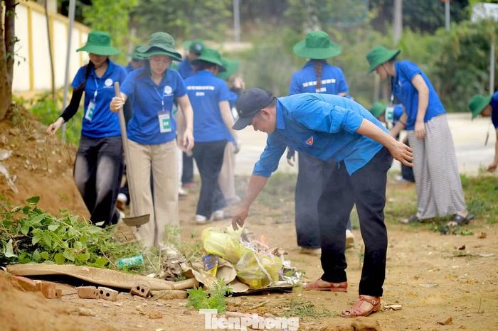 Ở xã Bình Chuẩn, các tình nguyện viên đội 2618 tích cực giúp đỡ gia đình chính sách dọn dẹp nhà cửa, chỉnh trang nhà văn hóa, thu gom rác thải, chăm sóc vườn thuốc nam tại trạm y tế, góp phần xây dựng môi trường xanh - sạch - đẹp.